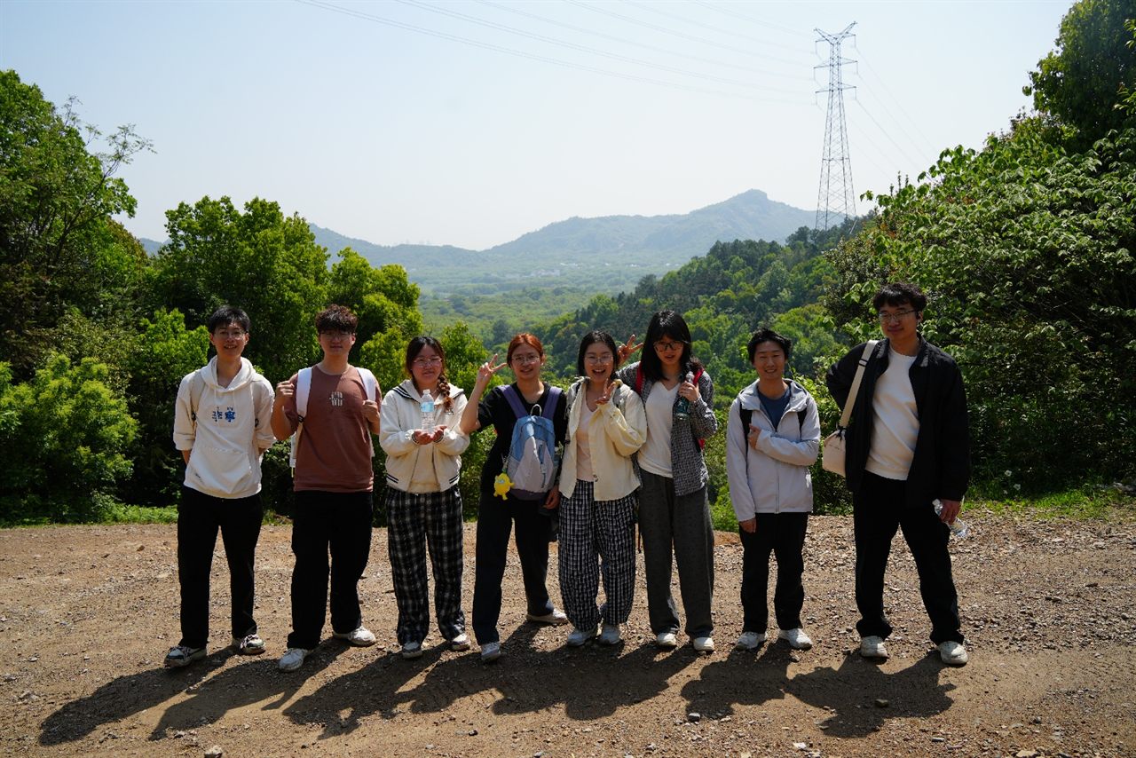 课题组同学五峰山徒步活动合影